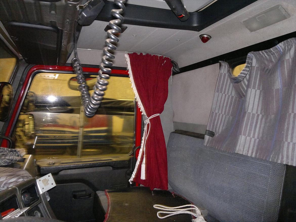 Scania 143-420 Streamline - Så har jeg fået sat røde gardiner og røde bundmåtter i, det skal jo være lidt hyggeligt på de lange nætter. billede 12