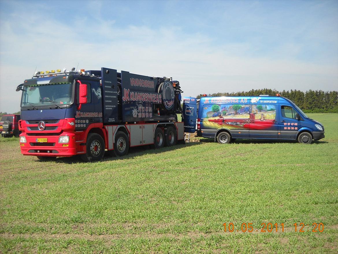 Mercedes  Actros 3248 - spule hovedledning over mark ved kirke eskildstrup sammen med tv bil TV5 billede 11