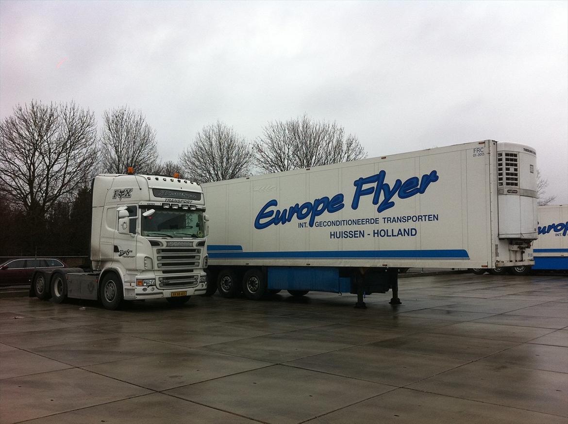 Scania R-560 - En tur til Holland. Bas Selman (Europa Flyer) læssede min trailer op, mens jeg fik mine 9 timer. billede 10