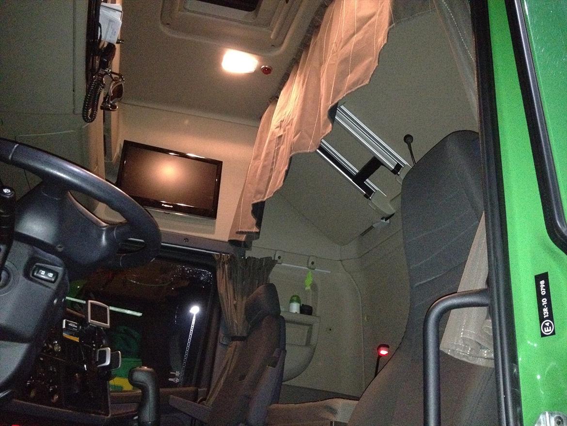 Scania R 420 - Tv og org sidegardin for overkøje. rart når man skal overnatte om dagen. billede 11