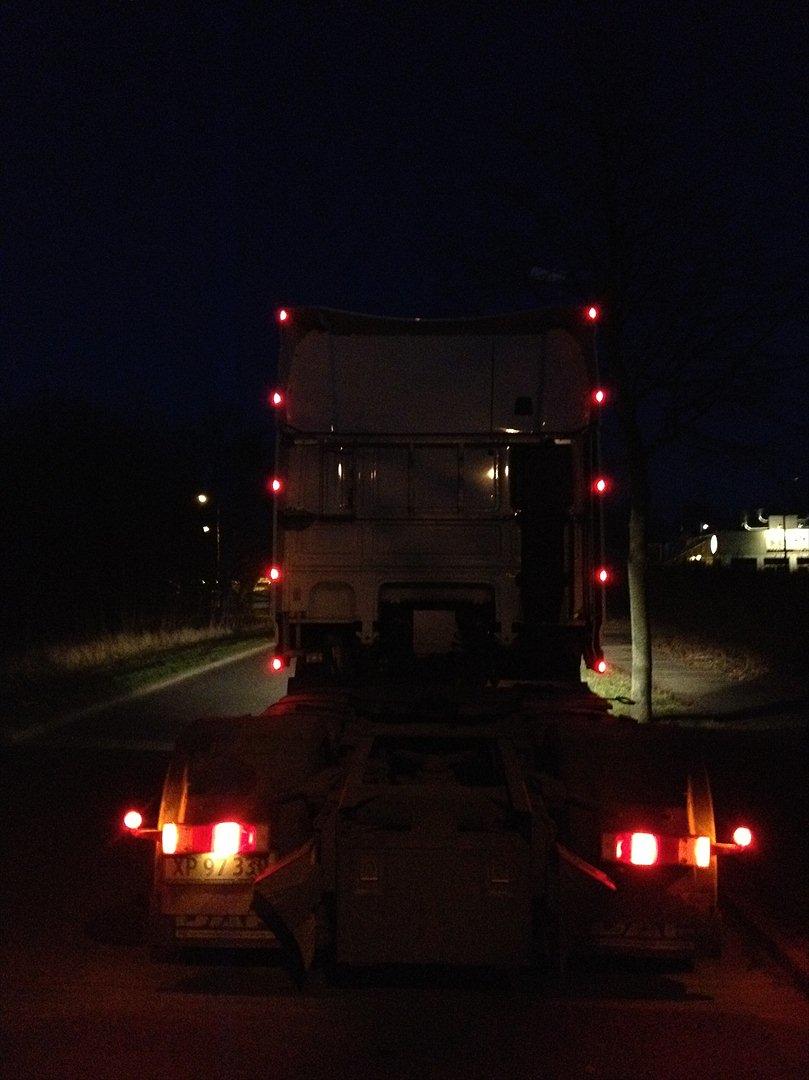 DAF 105.410XF - Så kom der lys i spoilerne! (der mangler stadig tværs over) billede 15