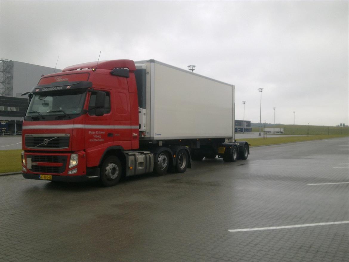 Volvo FH 500 - Venter på traileren bliver færdig. kunne ikke selv trække den fra rampen da linket ikke havde kabel til lift billede 2