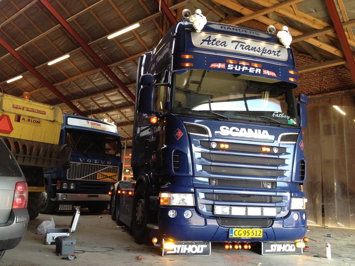 Scania R500 - Der monteres slingerlamper billede 8