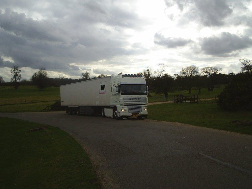 DAF XF95 Twang Thang - Stowmarket UK på vej ud fra fjerkræslagteri som lå lige bag en typisk Engelsk herregård.. billede 3