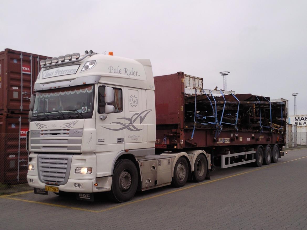 DAF XF105 Pale Rider.. - Det var på ingen måde "bare" en udtillingsbil.. Dem arbejdede hårdt for føden og blev i den grad også beskidt.. Her på vej fra Århus havn med et læs skrot fra Island til Herning. billede 6