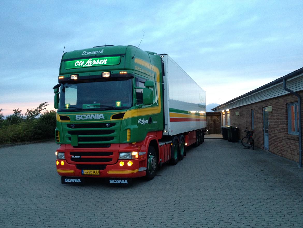 Scania R 420 - Levering af vare ved Brugsen på fur. billede 1