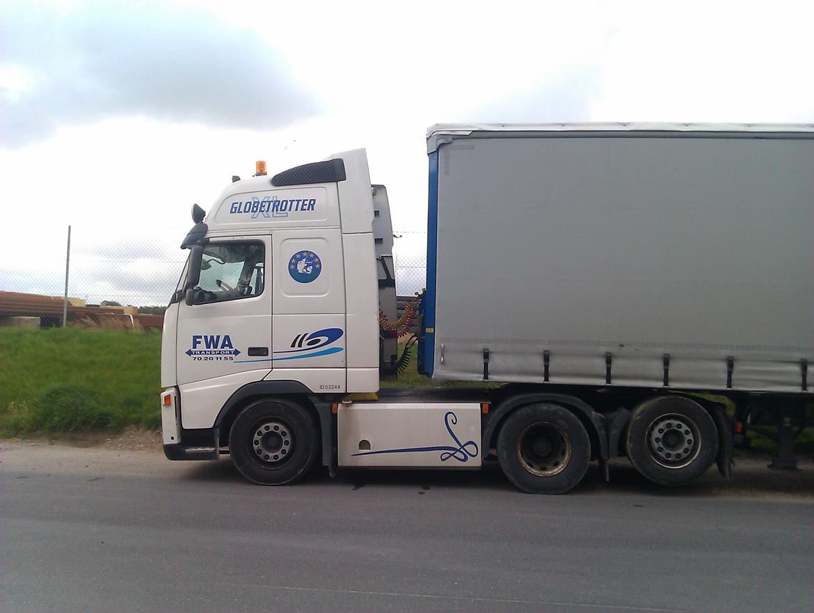 Volvo FH 12 - Holder og venter i Løgstør. billede 2