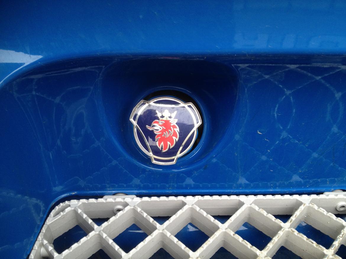 Scania R500 V8 - Scania emblem på låget til springlertanken 
Som nu er bleven stjålen :-( billede 5