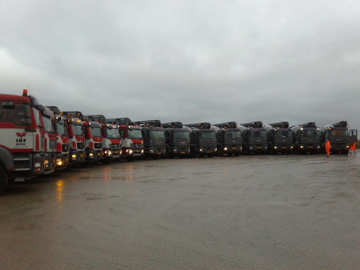 MAN TGS 35.400 - Fælles foto 2/1-2013. 15 ud af 16 biler. 2 MB. 11 MAN TGA og så 3 stk TGS billede 17