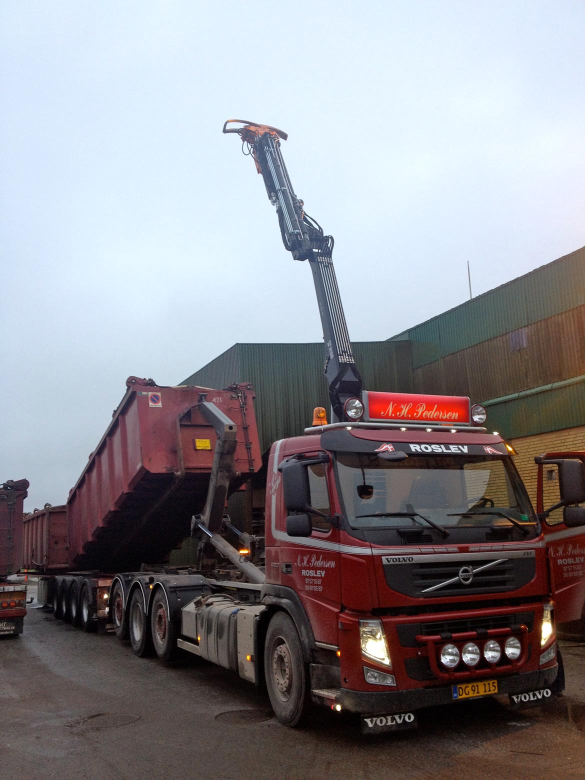 Volvo FM 420 8x2/6 - Ny container til 2. tur er på vej op på bilen billede 3