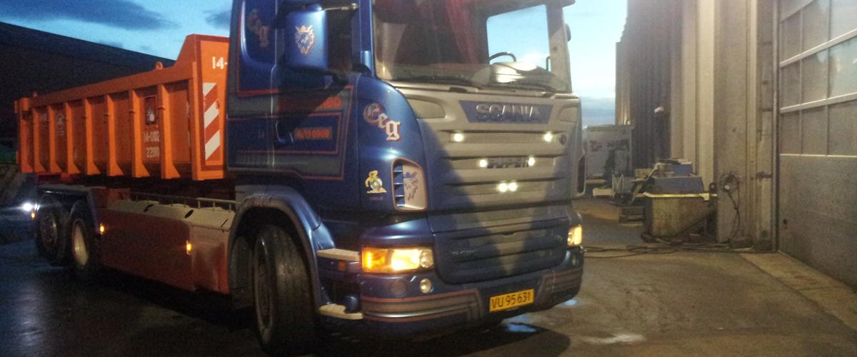 SCANIA R620 - BURGUNDY - UNIVERSAL HOBBIES