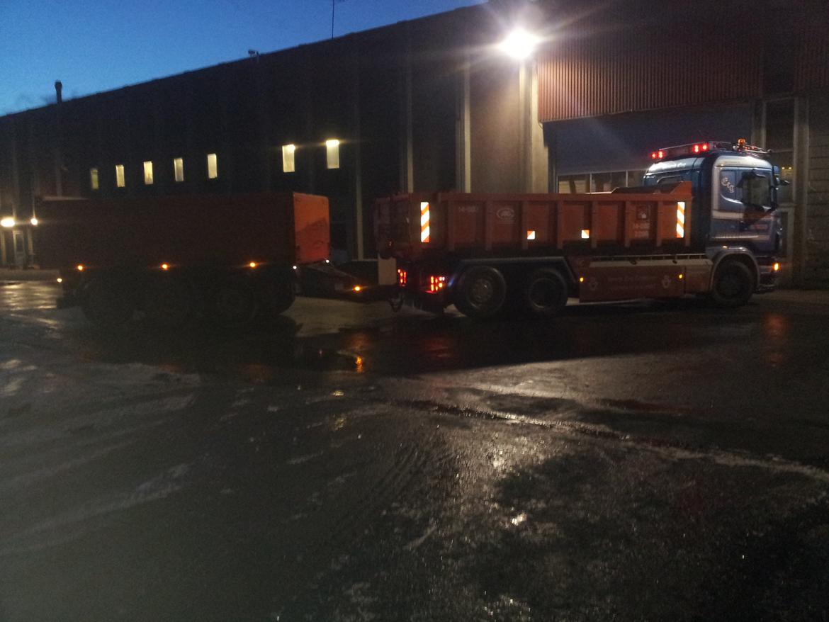 Scania R620 - Jordbussen. En ulempe når der er kroghejs men hva fanden så får jeg også dagens motion ;-) billede 3