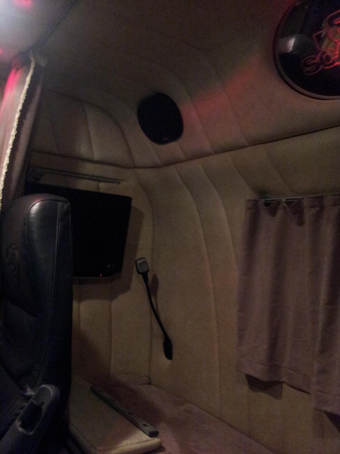 Scania R620 - Ja der er stort set læder alle vegne. Tv med dvd og her ses også de 6x9 højtalere der er monteret. billede 5