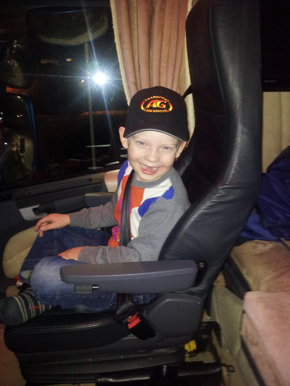 Scania R620 - Igen knægten med på tur, og han skulle da have min kasket på mente han :-D billede 10