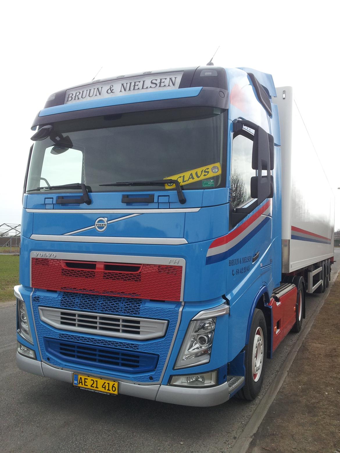 Volvo FH "Tomattraktoren" - Mandag eftermiddag.. Bilen hentet hos Volvo i Odense om formiddagen sammen med 4 andre.. Nu indflyttet og klar til første tur ud i natten.. billede 2