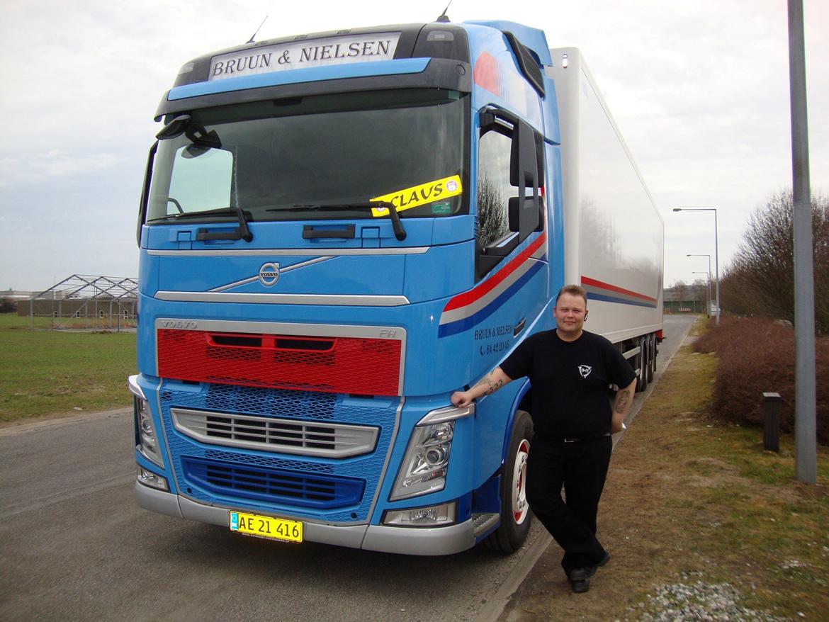 Volvo FH "Tomattraktoren" - En lille glad tyk dreng.. Billedet taget af ingen ringere end Georgia Boy him self !! :D billede 15