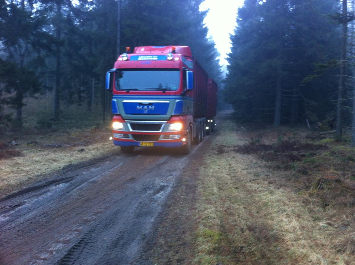 MAN TGX 35.540 - Ved at finde plads til kasser ude bag ved Skovsende. billede 4