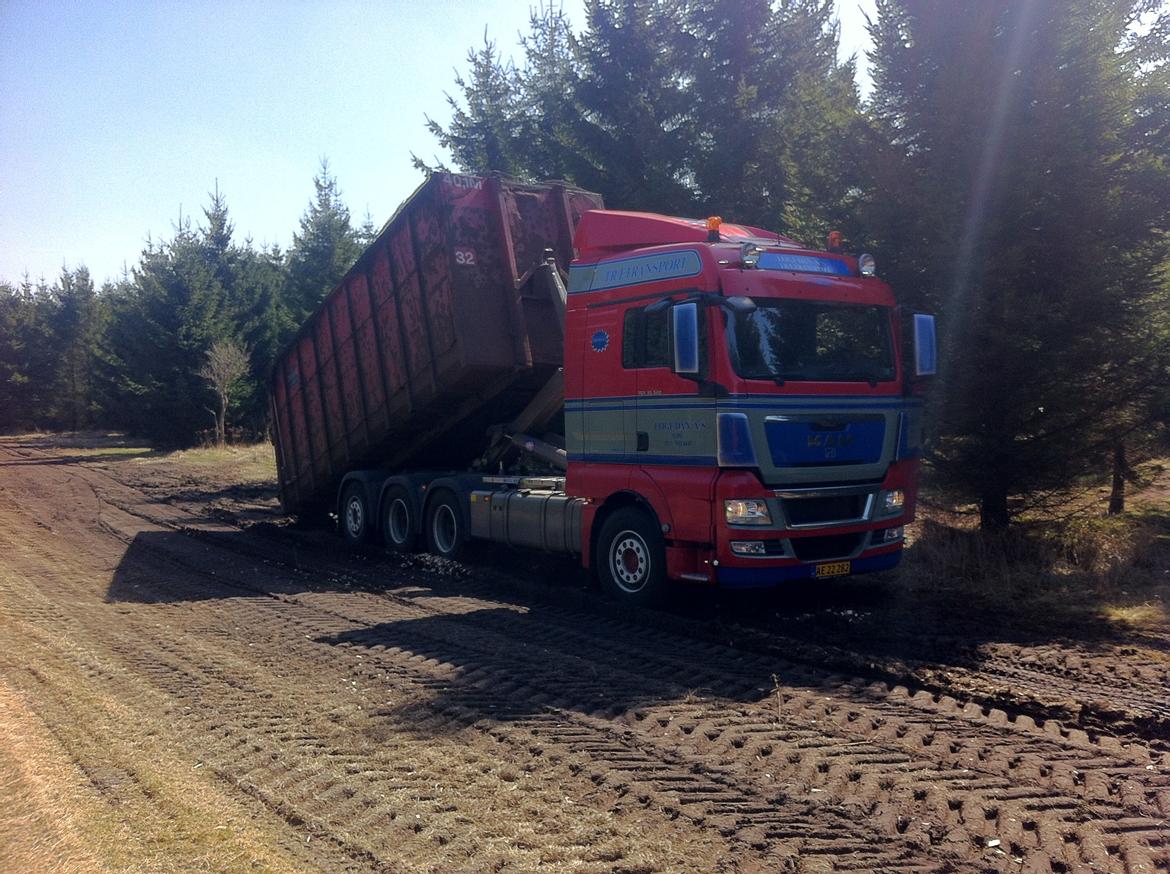 MAN TGX 35.540 - Ved at hive en gammel hænger kasse på nakken. billede 9