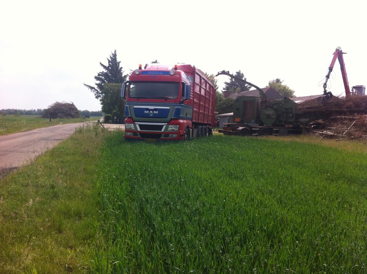 MAN TGX 35.540 - Kunne ikke komme til huggeren på andre måder, så måtte lige ind og høre landmanden om det var okay at jeg ødelagde lidt af hans mark :) billede 18