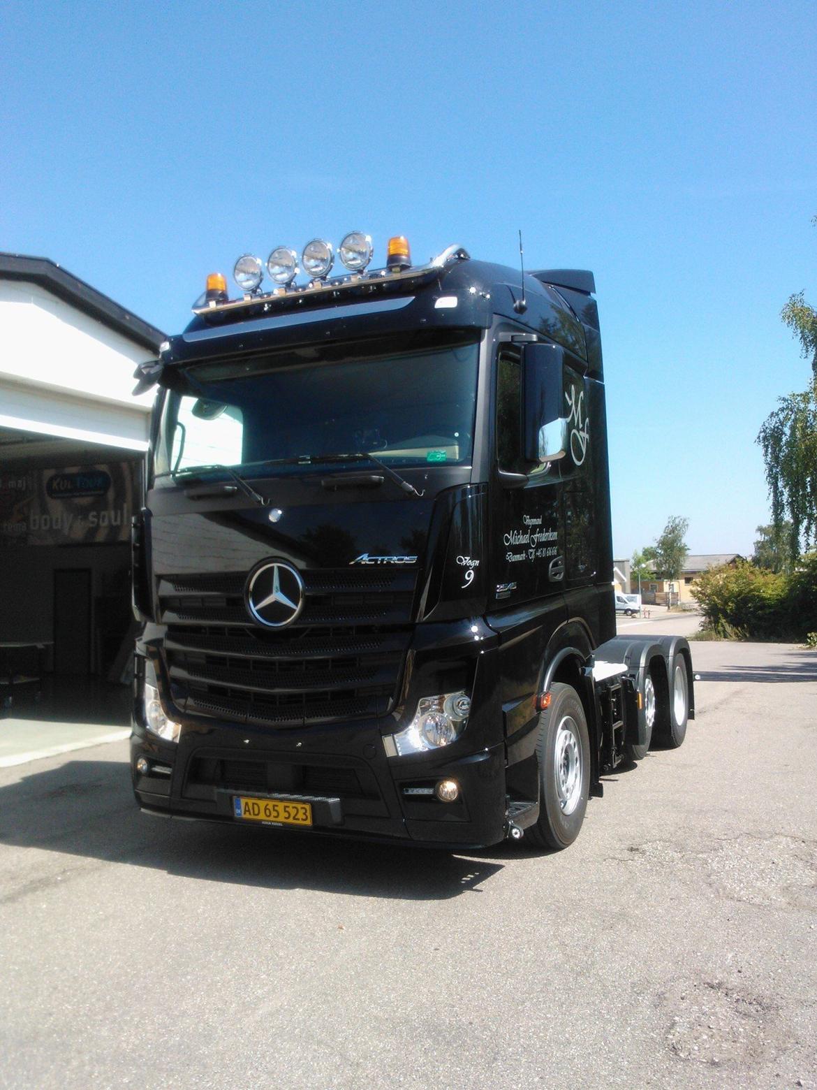 Mercedes Actros Big Space 2545 mp4 - mangler lige de sidste ved skiltemagerne. billede 3