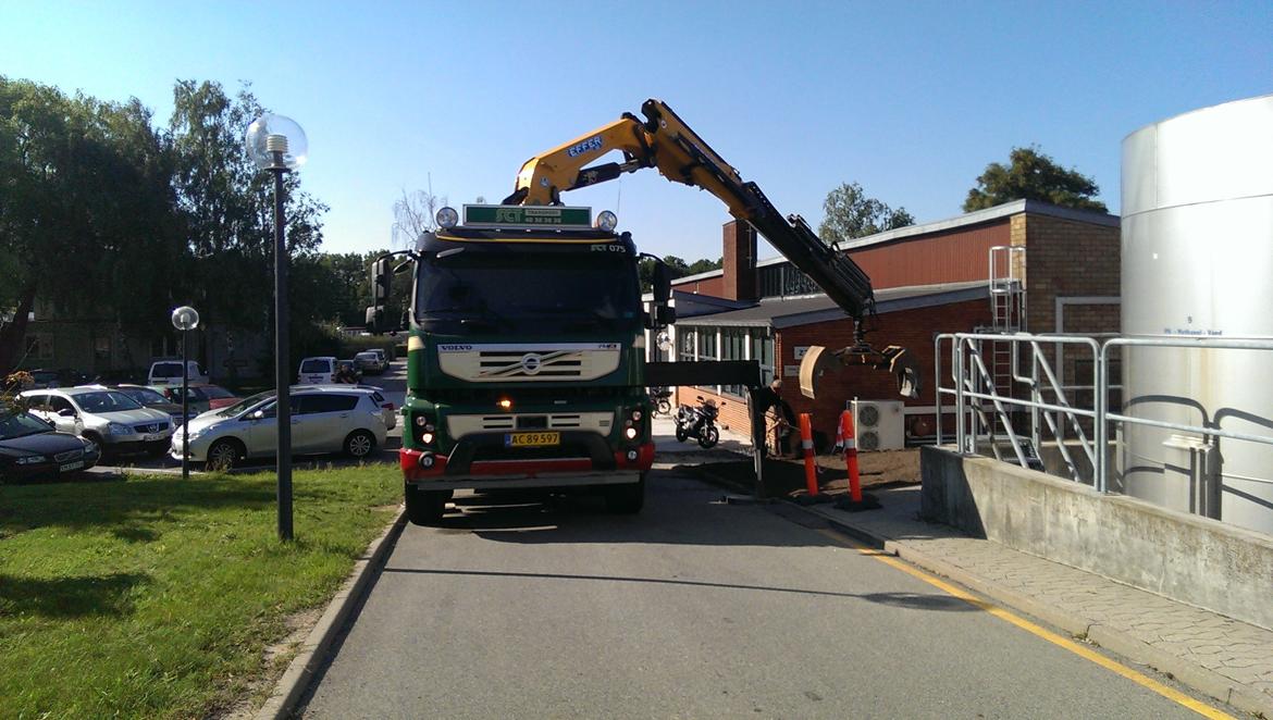 Volvo Fmx - Løvens kemiske fabrik ballerup. Er igang med at ligge 18m3 harpet muld ud på en skråning. billede 3
