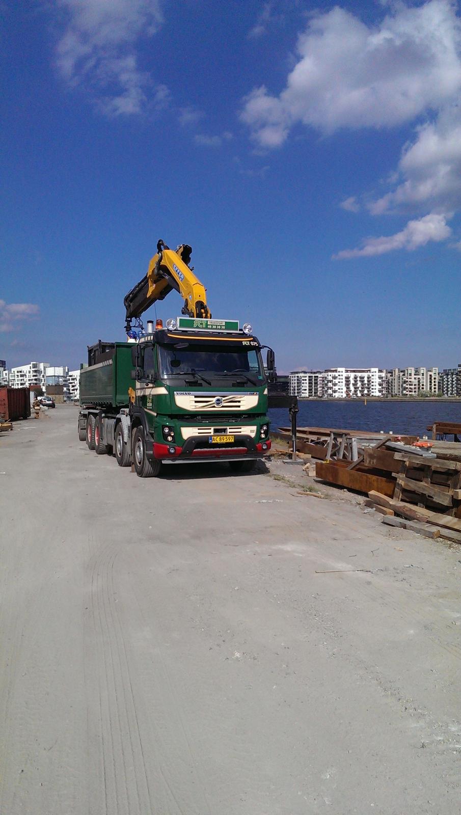 Volvo Fmx - I sydhavnen for Cg Jensen med en transformer og andet grej som skulle stilles ned på en flåde i vandet. billede 4