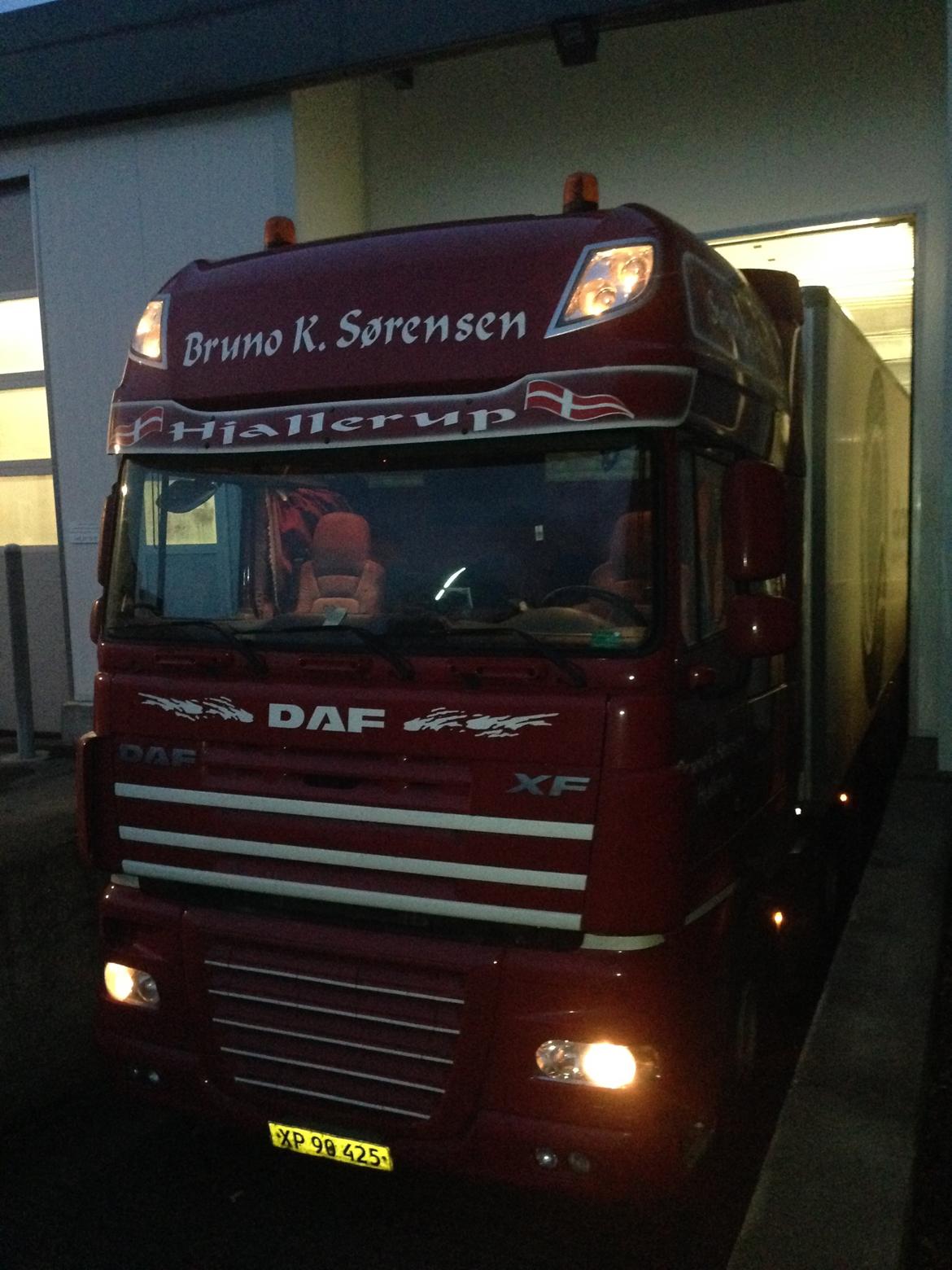 DAF XF 105.460 - Læsning af frost hos Ørbæk Most, Ørbæk. billede 6