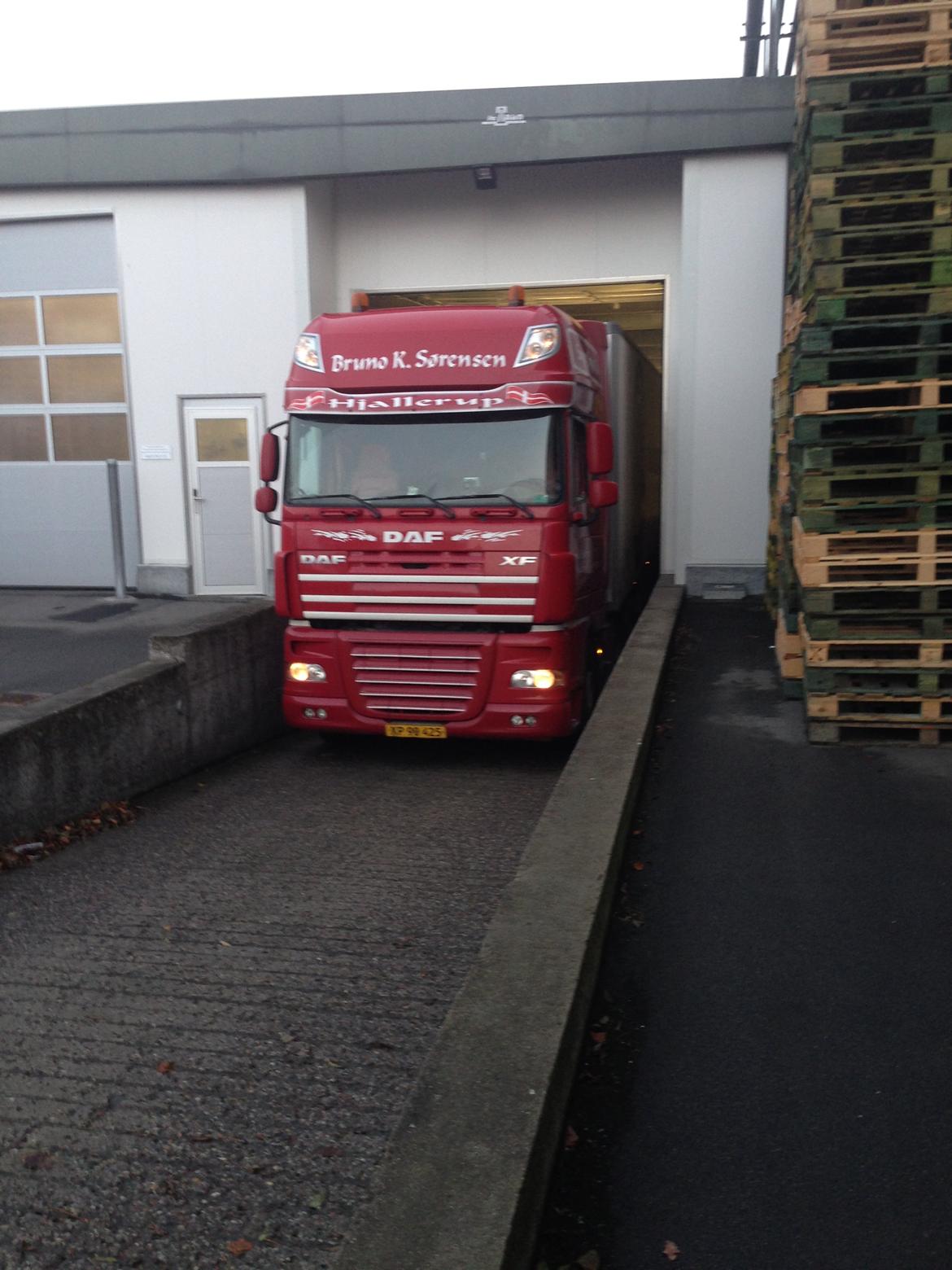 DAF XF 105.460 - Læsning af frost hos Ørbæk Most, Ørbæk. billede 9