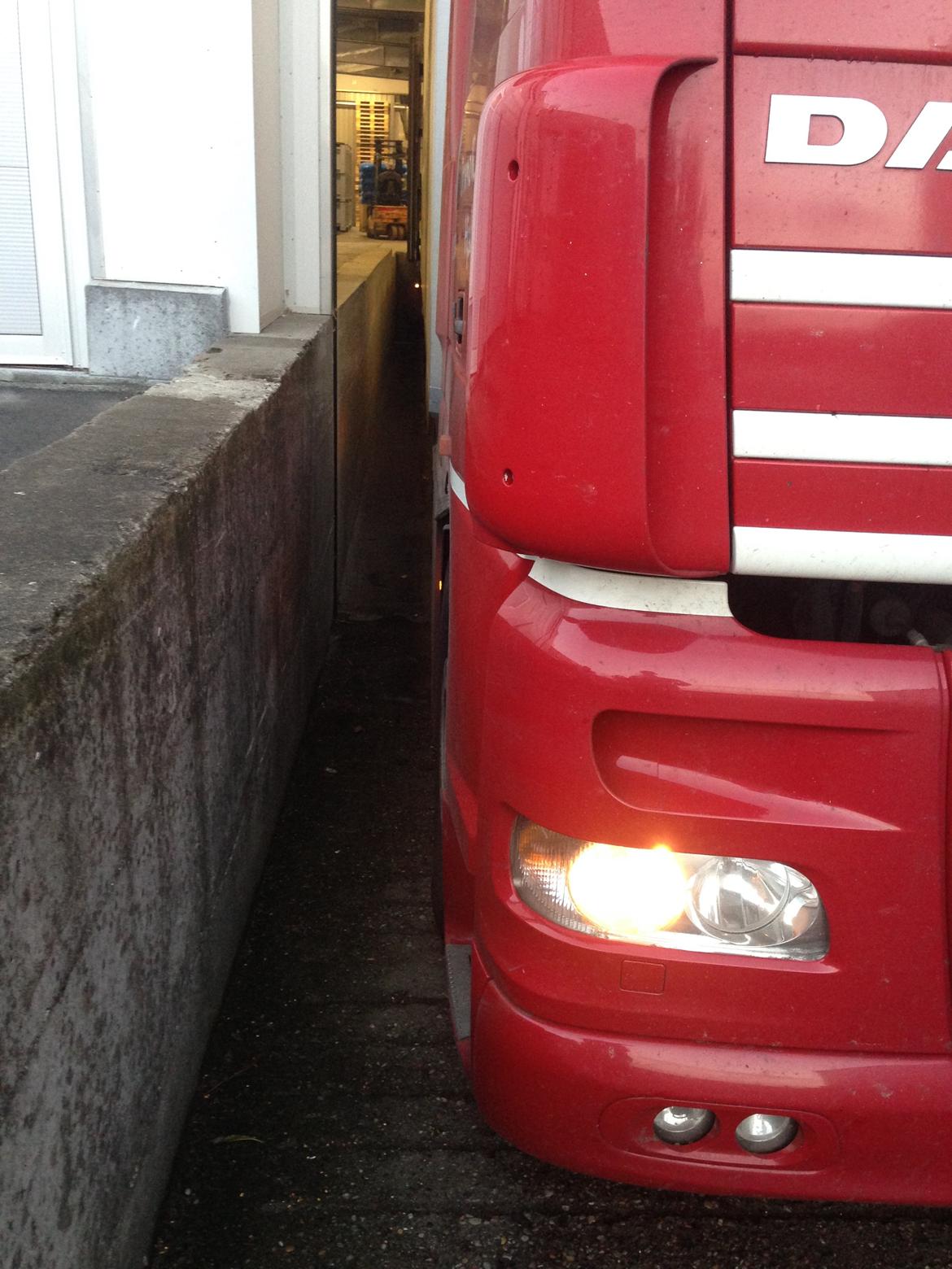 DAF XF 105.460 - Læsning af frost hos Ørbæk Most, Ørbæk. billede 11