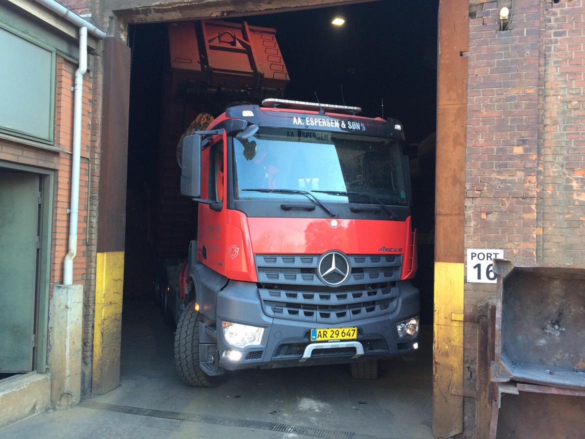 Mercedes Arocs - Ikke meget plads billede 5