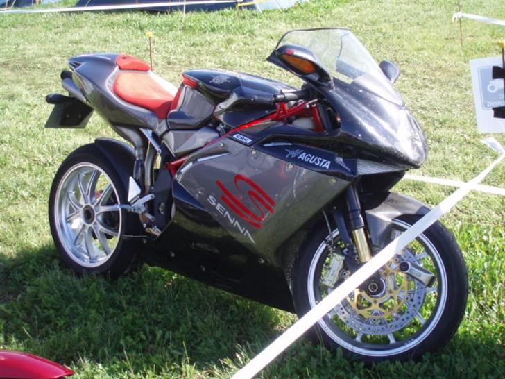 Lidt fra Fyns MC festival. - En sjælden og meget dyr cykel. MV Augusta F4 1000 Senna, på danske plader! billede 1