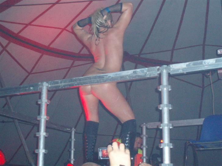 Lidt fra Fyns MC festival. - Stripperen fredag, der var desværre ikke et så godt og stor show i år...
 billede 6