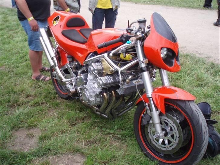 Lidt fra Fyns MC festival. - En seks cyl. honda med turbo og intercooler. Meget flot og gennemført, men har desværre kun 117 hk. på hjulet. billede 9