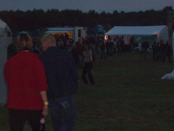 Lidt fra Fyns MC festival. - Desværre ikke så godt et billed, men en meget mager mand, der syntes han var en gud til el-guitar! billede 13