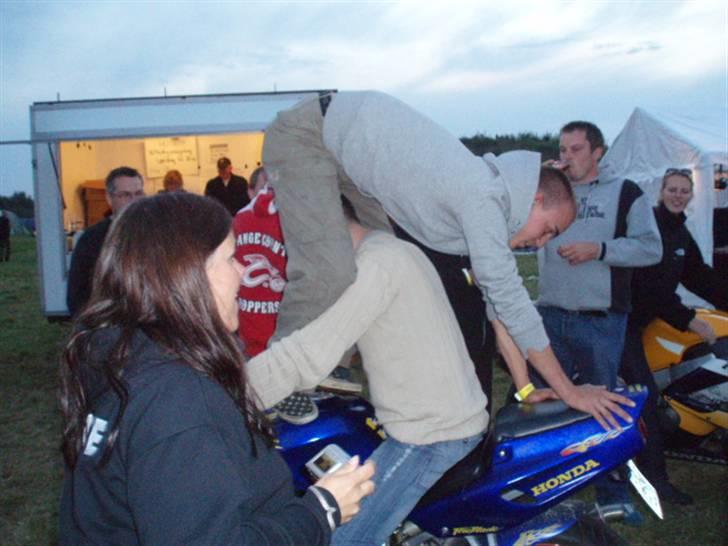 Lidt fra Fyns MC festival. - En flok fulde karle som havde mange kunster for! billede 14