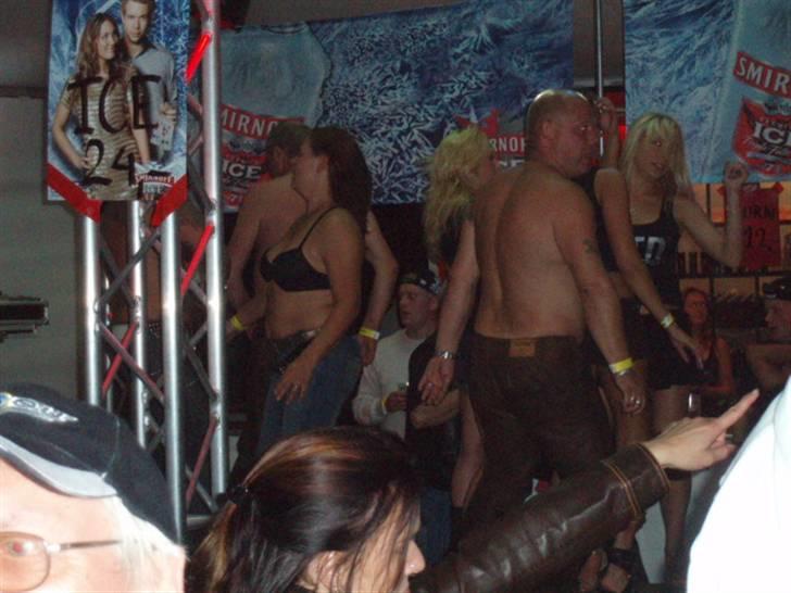 Lidt fra Fyns MC festival. - Aktivitet i Smirnof teltet, som af en eller anden mærklig årsag lukkede kl. 23:00??? billede 20