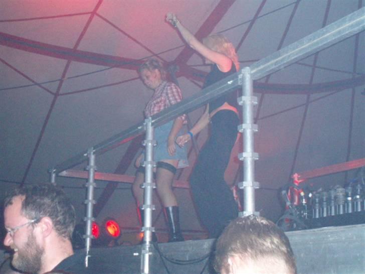 Lidt fra Fyns MC festival. - Lidt danse piger, som burde ha været: Årets biker bitch, som der har holdt før. Lidt ærgelig. billede 26