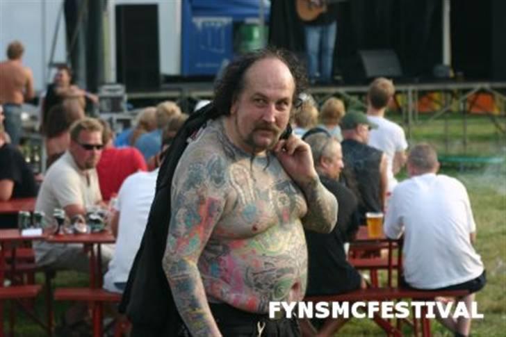 Lidt fra Fyns MC festival. - Manden der ejede den mystiske bil, billedet er fra 2005, men han så ligeså mærkelig ud i år... billede 30