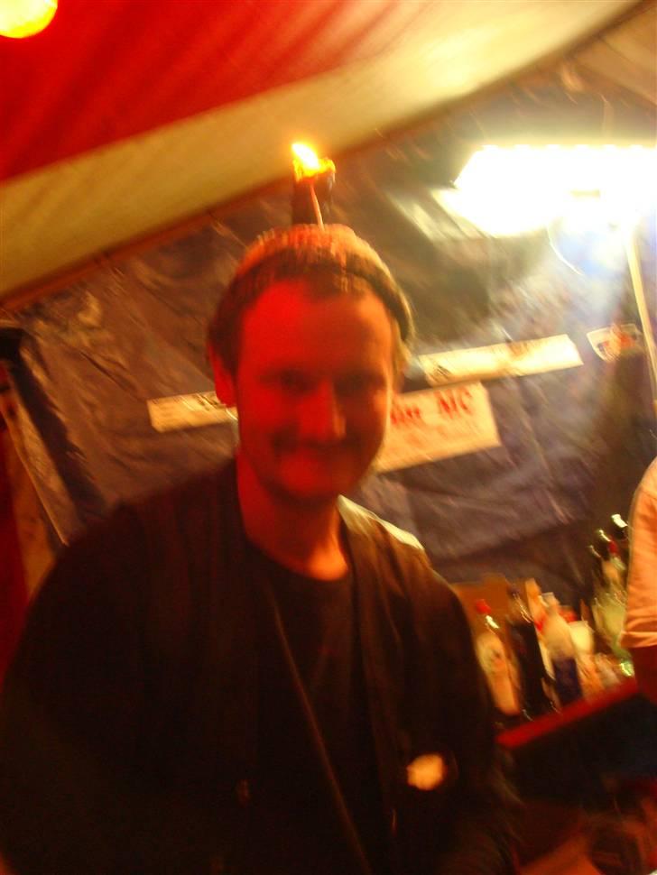 Panthers træf 2007 - Barmand med levende lys i hatten :o) he he... billede 10