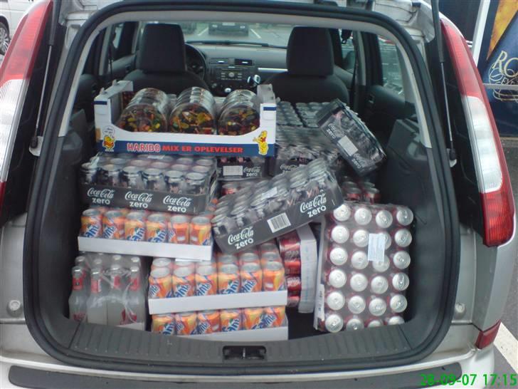 To tosser på tur til tyskland 28-09-07 - Korrekt pakning af Ford Focus C-Max :-) 

Lige til kanten! billede 1