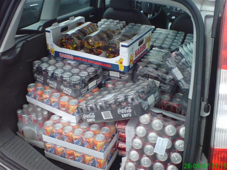 To tosser på tur til tyskland 28-09-07 - Korrekt pakning af Ford Focus C-Max :-) 

Kunne der måske have været lidt mere? Joooh mon ikke.. hehe billede 2