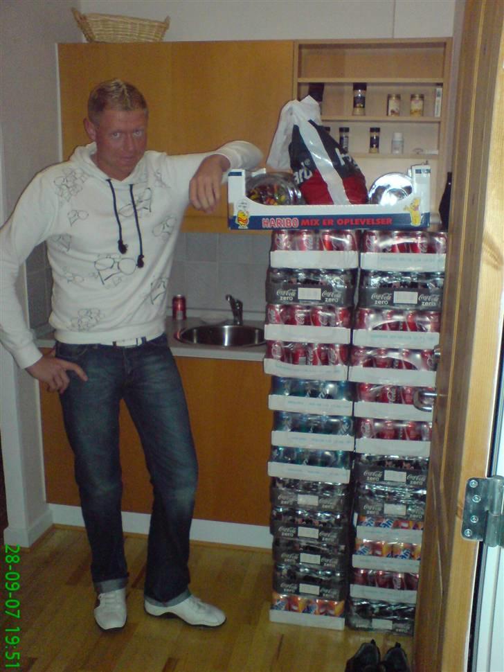 To tosser på tur til tyskland 28-09-07 - Første stop på hjemturen i Silkeborg, Max i egen høje person med udbyttet

24 Kasser blandet sodavand
1 Tons slik :)
6-7 Flasker forskelligt sprut

 billede 3