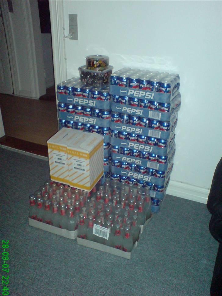 To tosser på tur til tyskland 28-09-07 - Sidste stop i Randers, HOLD KÆFT DER ER LANGT OP PÅ 2 SAL!!!!

15 Kasser Pepsi
4 Kasser ICE
12 Flasker slave vodka
1 Kasse guldkarameler
1 Dåse Matador Mix billede 4