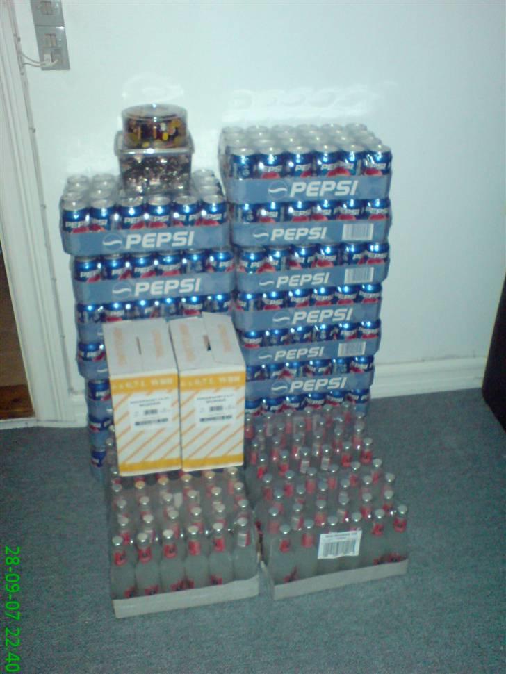 To tosser på tur til tyskland 28-09-07 - 15 Kasser Pepsi
4 Kasser ICE
12 Flasker slave vodka
1 Kasse guldkarameler
1 Dåse Matador Mix billede 5