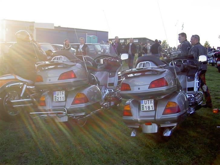 Tirsdagstræf i Löddeköpinge - Her ses en pænt stor familiebil.... eller en pølsevogn .... eller måske to Goldwings?? billede 4