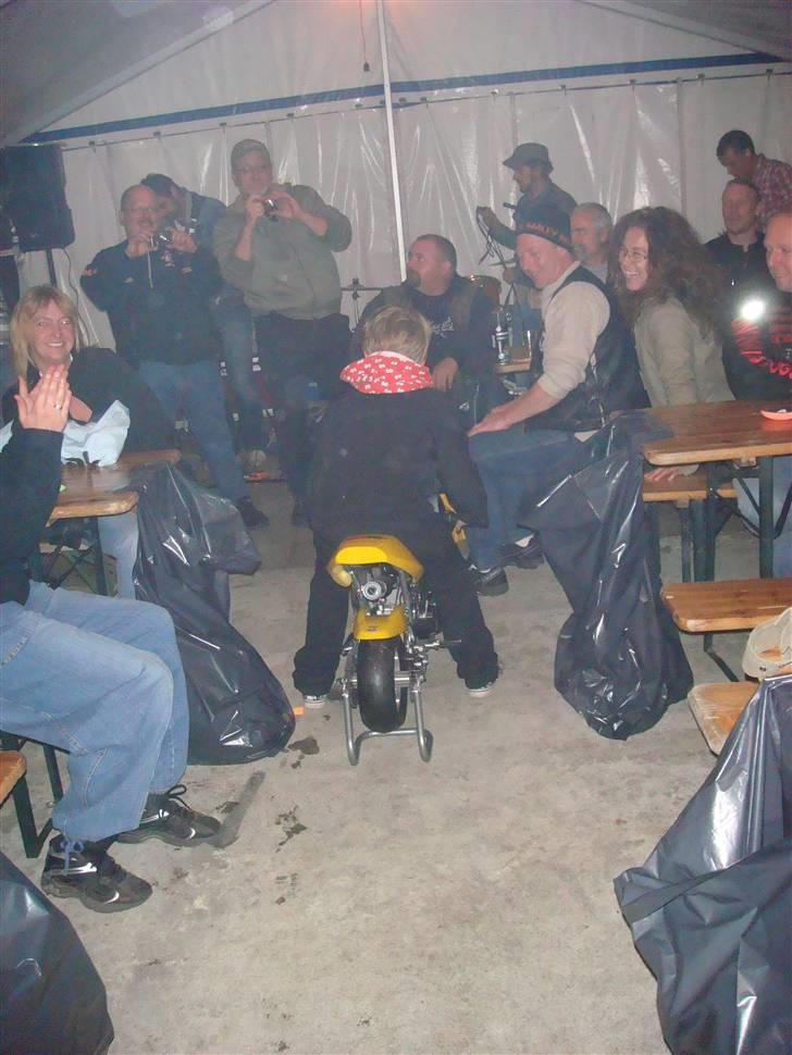 Renegades Mc 14-16 september 2007  - Hovedgevinsten i deres amerikanske lotteri var en pocket bike, den vandt denne lille gut :o) Kunne ikke være bedre :o) billede 12