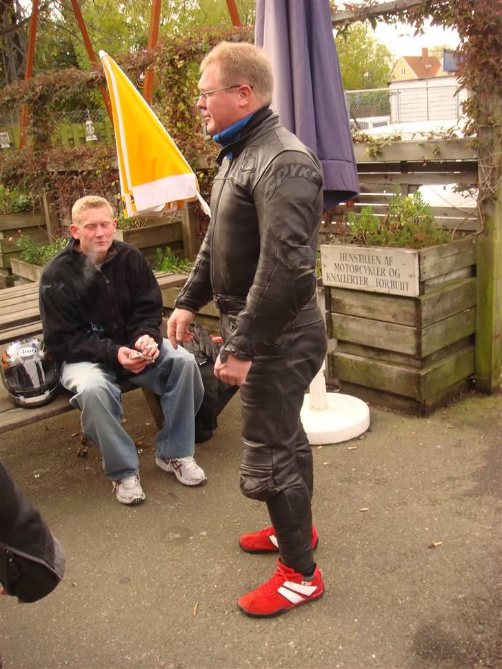 Valby Mc - Kennet iført røde køresko :o) billede 9