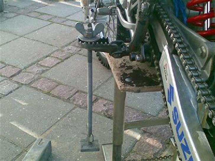 Fastgørelse af crosser i trailer - Her er en anden medtoge, vi brugte det første tid, i en åben trailer.
et stykke gevindstang, med en plade svejset fast i bunden. billede 7