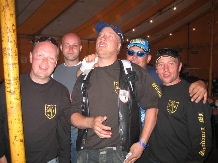 Myggen's album - Tjah, hvad kan man sige.. 

Et utroligt lækkert billede fra Hollands turen.. *G*

Myg i egen høje person yderst til højre.. billede 3