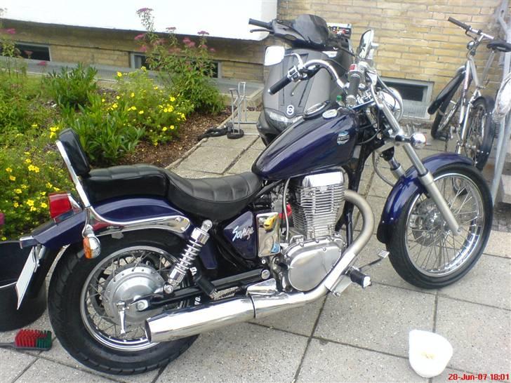 LS650 - Dagen efter og jeg var blevet tør igen !

Så skulle der Vaskes Kværn ! - og silikone behandles.. se bagsædet sammenlignet med føresædet ;o)

# Her kan man i øvrigt se det gamle Suzuki klistermærke der sad på den, som af en fejl polerings grund blev hærget.. Senere billeder viser en reperation af dette :) Det er jo ikke en "zuki" !!

I Baggrunden står min trofaste Scooter. Gilera = Kvalitet. billede 7
